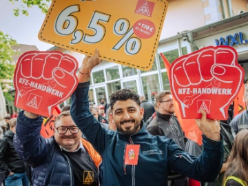 Dritte Verhandlung im KFZ-Gewerbe gestartet: 800 Beschäftigte zeigen Arbeitgeber rote Karte!