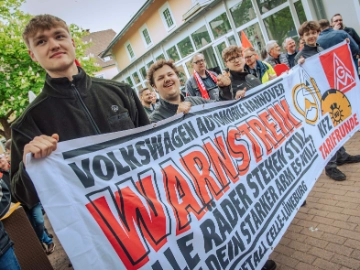 Dritte Verhandlung im KFZ-Gewerbe gestartet: 800 Beschäftigte zeigen Arbeitgeber rote Karte!
