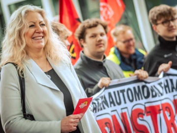 Dritte Verhandlung im KFZ-Gewerbe gestartet: 800 Beschäftigte zeigen Arbeitgeber rote Karte!