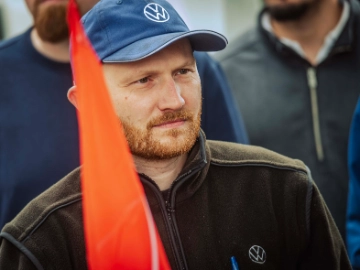 Dritte Verhandlung im KFZ-Gewerbe gestartet: 800 Beschäftigte zeigen Arbeitgeber rote Karte!