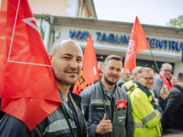 Dritte Verhandlung im KFZ-Gewerbe gestartet: 800 Beschäftigte zeigen Arbeitgeber rote Karte!