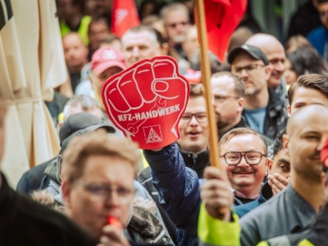 Dritte Verhandlung im KFZ-Gewerbe gestartet: 800 Beschäftigte zeigen Arbeitgeber rote Karte!