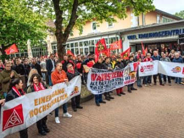 Dritte Verhandlung im KFZ-Gewerbe gestartet: 800 Beschäftigte zeigen Arbeitgeber rote Karte!