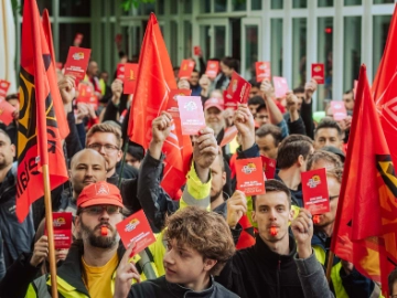 Dritte Verhandlung im KFZ-Gewerbe gestartet: 800 Beschäftigte zeigen Arbeitgeber rote Karte!