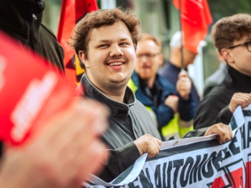 Dritte Verhandlung im KFZ-Gewerbe gestartet: 800 Beschäftigte zeigen Arbeitgeber rote Karte!
