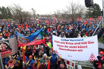 Arbeitsniederlegungen und Proteste an allen Volkswagen-Standorten im Land