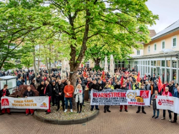 Dritte Verhandlung im KFZ-Gewerbe gestartet: 800 Beschäftigte zeigen Arbeitgeber rote Karte!