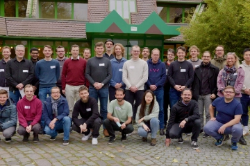 Studierende und Ingenieur*innen diskutieren in Berlin die Industrie der Zukunft