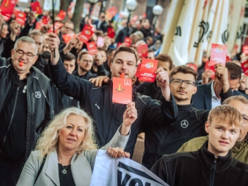 Dritte Verhandlung im KFZ-Gewerbe gestartet: 800 Beschäftigte zeigen Arbeitgeber rote Karte!
