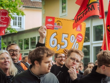 Dritte Verhandlung im KFZ-Gewerbe gestartet: 800 Beschäftigte zeigen Arbeitgeber rote Karte!