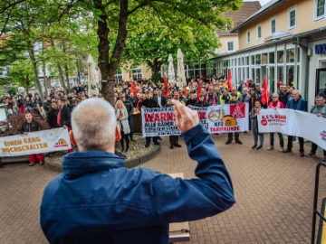 Dritte Verhandlung im KFZ-Gewerbe gestartet: 800 Beschäftigte zeigen Arbeitgeber rote Karte!