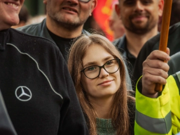 Dritte Verhandlung im KFZ-Gewerbe gestartet: 800 Beschäftigte zeigen Arbeitgeber rote Karte!
