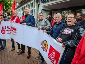 Dritte Verhandlung im KFZ-Gewerbe gestartet: 800 Beschäftigte zeigen Arbeitgeber rote Karte!