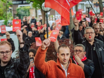 Dritte Verhandlung im KFZ-Gewerbe gestartet: 800 Beschäftigte zeigen Arbeitgeber rote Karte!