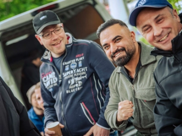 Dritte Verhandlung im KFZ-Gewerbe gestartet: 800 Beschäftigte zeigen Arbeitgeber rote Karte!