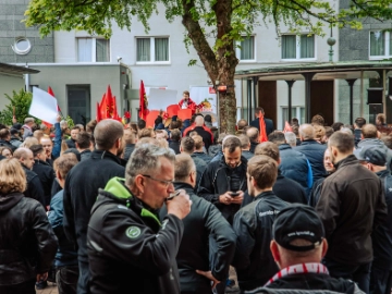 Dritte Verhandlung im KFZ-Gewerbe gestartet: 800 Beschäftigte zeigen Arbeitgeber rote Karte!