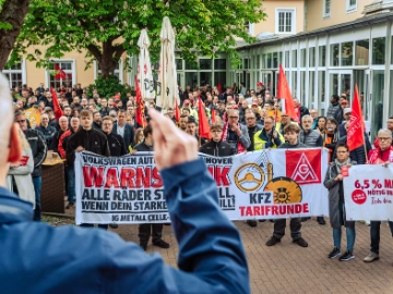Dritte Verhandlung im KFZ-Gewerbe gestartet: 800 Beschäftigte zeigen Arbeitgeber rote Karte!