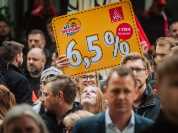Dritte Verhandlung im KFZ-Gewerbe gestartet: 800 Beschäftigte zeigen Arbeitgeber rote Karte!