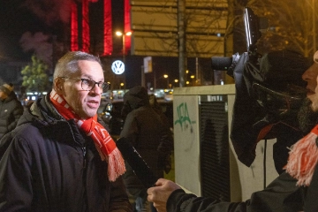 Rund 300 VW-Beschäftigte läuten in Wolfsburg die Warnstreikphase beim Autobauer ein