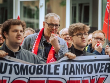 Dritte Verhandlung im KFZ-Gewerbe gestartet: 800 Beschäftigte zeigen Arbeitgeber rote Karte!