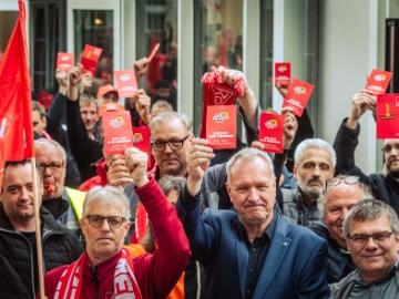 Dritte Verhandlung im KFZ-Gewerbe gestartet: 800 Beschäftigte zeigen Arbeitgeber rote Karte!