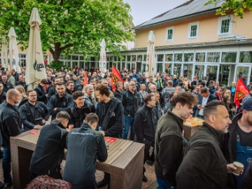 Dritte Verhandlung im KFZ-Gewerbe gestartet: 800 Beschäftigte zeigen Arbeitgeber rote Karte!