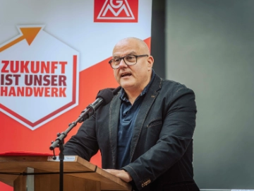 Dritte Verhandlung im KFZ-Gewerbe gestartet: 800 Beschäftigte zeigen Arbeitgeber rote Karte!