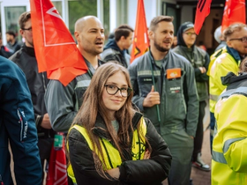 Dritte Verhandlung im KFZ-Gewerbe gestartet: 800 Beschäftigte zeigen Arbeitgeber rote Karte!