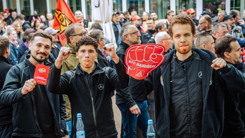 Dritte Verhandlung im KFZ-Gewerbe gestartet: 800 Beschäftigte zeigen Arbeitgeber rote Karte!
