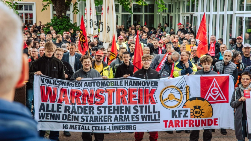 Dritte Verhandlung im KFZ-Gewerbe gestartet: 800 Beschäftigte zeigen Arbeitgeber rote Karte!