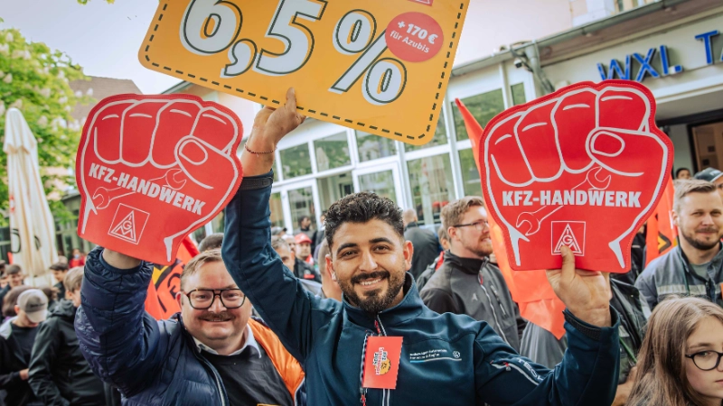Dritte Verhandlung im KFZ-Gewerbe gestartet: 800 Beschäftigte zeigen Arbeitgeber rote Karte!