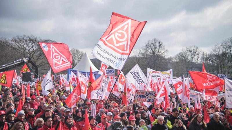 Rund 9.000 Gewerkschafterinnen und Gewerkschafter zeigen in Hannover Flagge für Industriearbeitsplätze und gegen Kahlschlag – Deutschland muss Industrieland bleiben!