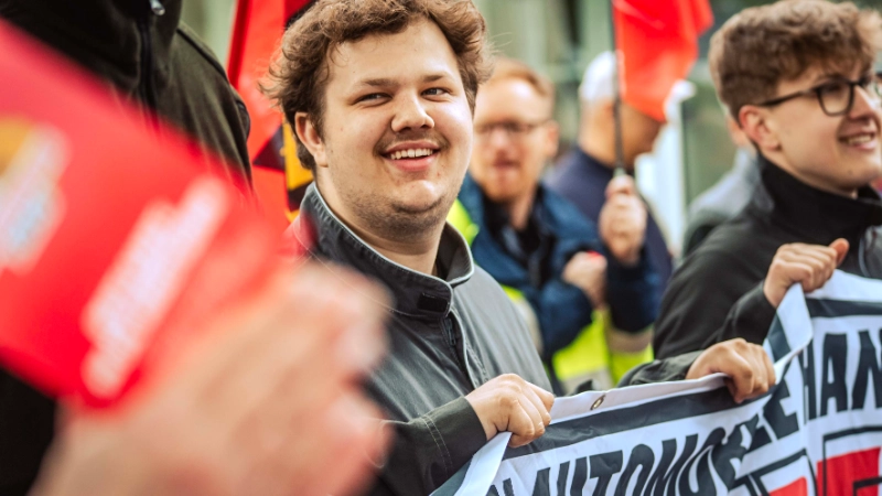 Dritte Verhandlung im KFZ-Gewerbe gestartet: 800 Beschäftigte zeigen Arbeitgeber rote Karte!