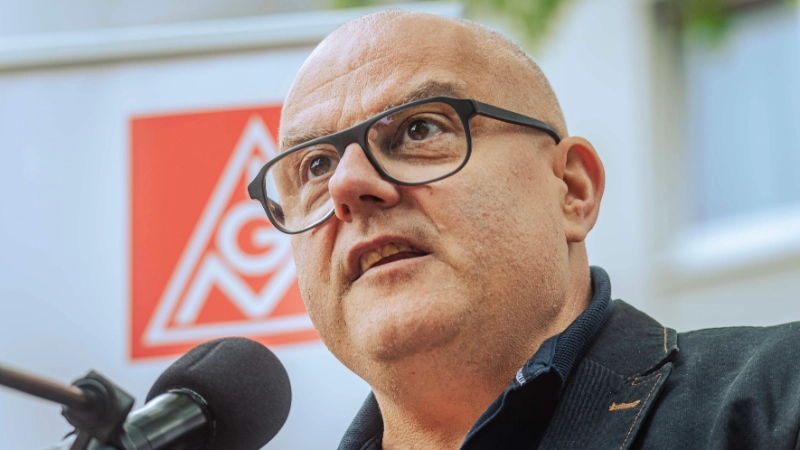 Dritte Verhandlung im KFZ-Gewerbe gestartet: 800 Beschäftigte zeigen Arbeitgeber rote Karte!