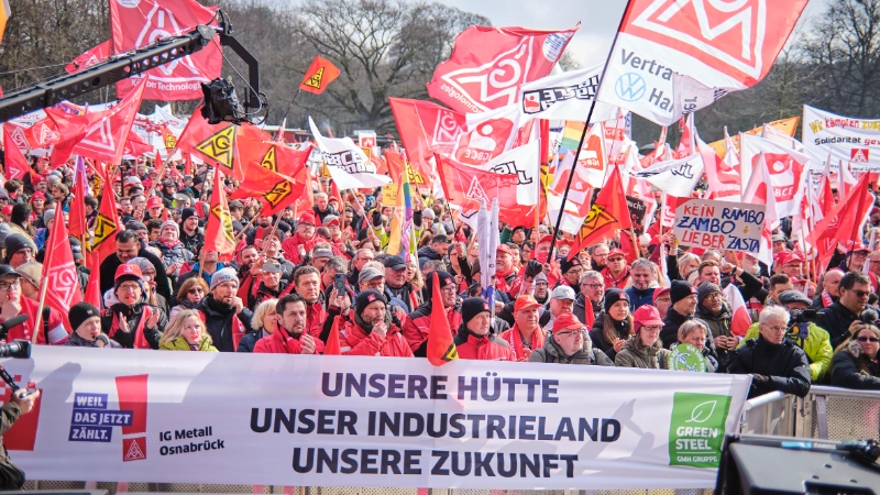 Rund 9.000 Gewerkschafterinnen und Gewerkschafter zeigen in Hannover Flagge für Industriearbeitsplätze und gegen Kahlschlag – Deutschland muss Industrieland bleiben!