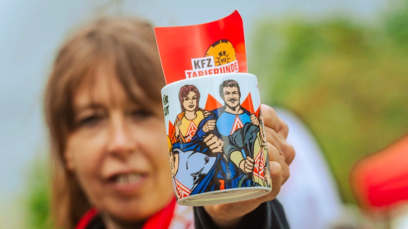 Dritte Verhandlung im KFZ-Gewerbe gestartet: 800 Beschäftigte zeigen Arbeitgeber rote Karte!