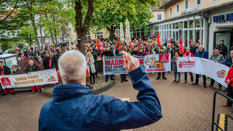 Dritte Verhandlung im KFZ-Gewerbe gestartet: 800 Beschäftigte zeigen Arbeitgeber rote Karte!