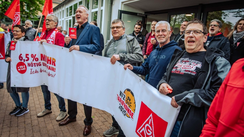 Dritte Verhandlung im KFZ-Gewerbe gestartet: 800 Beschäftigte zeigen Arbeitgeber rote Karte!