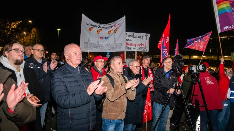 Kundgebung in Wolfsburg: "Stoppt den Kahlschlag"