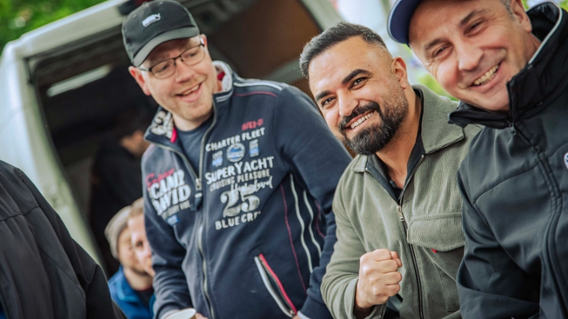 Dritte Verhandlung im KFZ-Gewerbe gestartet: 800 Beschäftigte zeigen Arbeitgeber rote Karte!