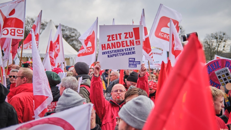 Rund 9.000 Gewerkschafterinnen und Gewerkschafter zeigen in Hannover Flagge für Industriearbeitsplätze und gegen Kahlschlag – Deutschland muss Industrieland bleiben!