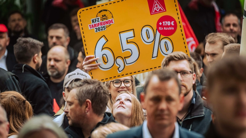 Dritte Verhandlung im KFZ-Gewerbe gestartet: 800 Beschäftigte zeigen Arbeitgeber rote Karte!