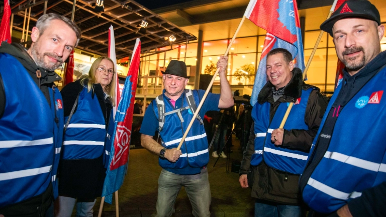 Kundgebung in Wolfsburg: "Stoppt den Kahlschlag"